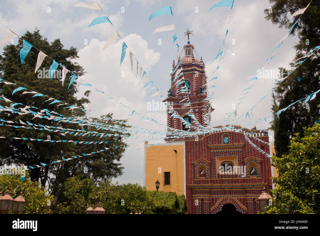 Iglesia de Cholula con decoración de papel recortado Foto de stock