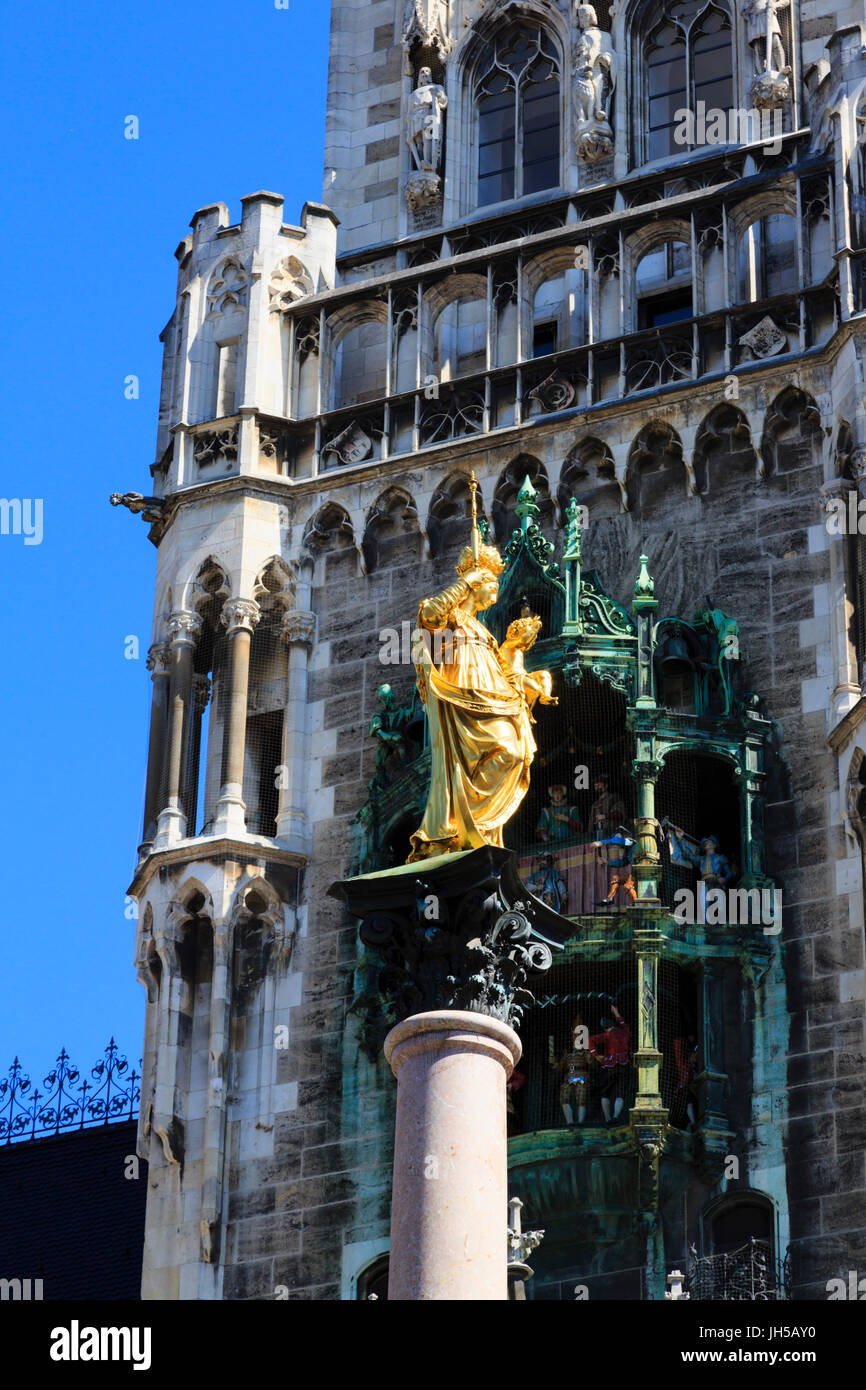 Mariensaule con estatua dorada de la Virgen María y el Neues Rathaus Glockenspiel detrás. La Marienplatz, en Munich, Baviera, Alemania Foto de stock