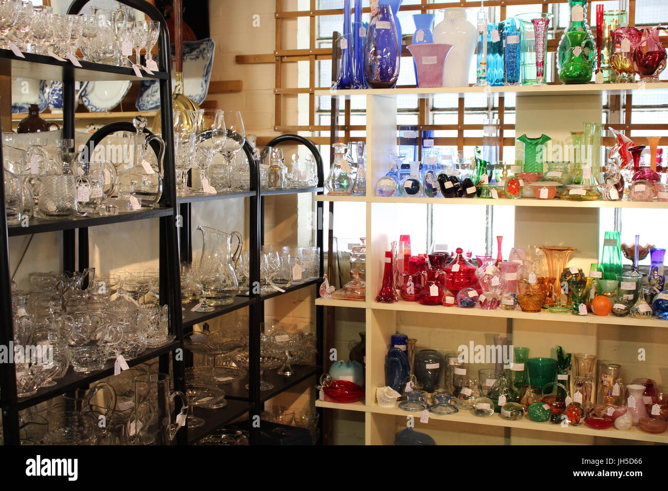 Pantalla de vidrio, elementos de cristal, artículos frágiles, mostrar en la  tienda, la tienda de la caridad, la tienda de antigüedades, thrift shop, de  segunda mano, estantes Fotografía de stock - Alamy