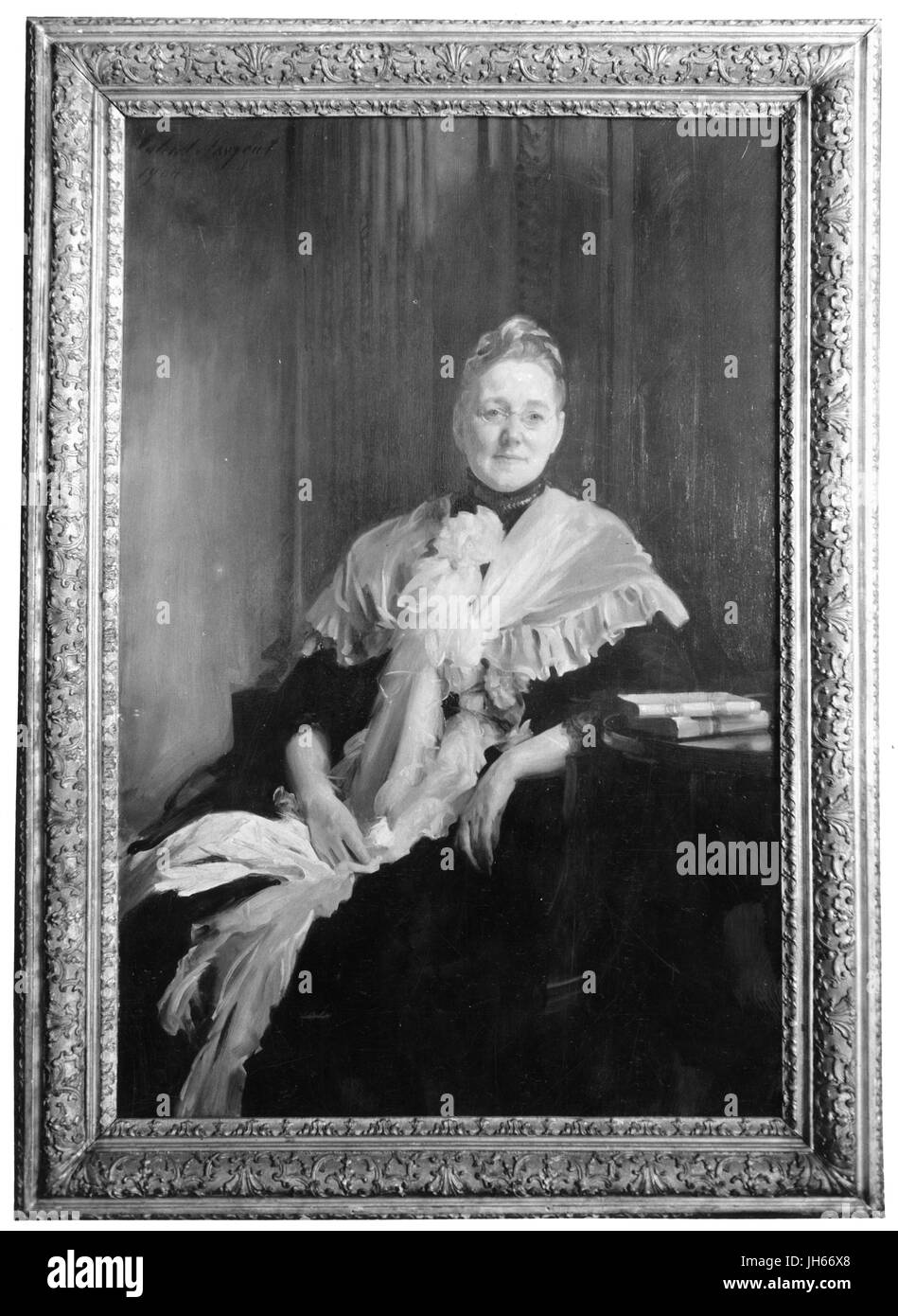Fotografía enmarcada de tres cuartos de longitud retrato de María Elizabeth Garrett, miembro de una prominente familia de Baltimore, tertulias, que llevaba un vestido y una elaborada bufanda, 1904. Foto de stock