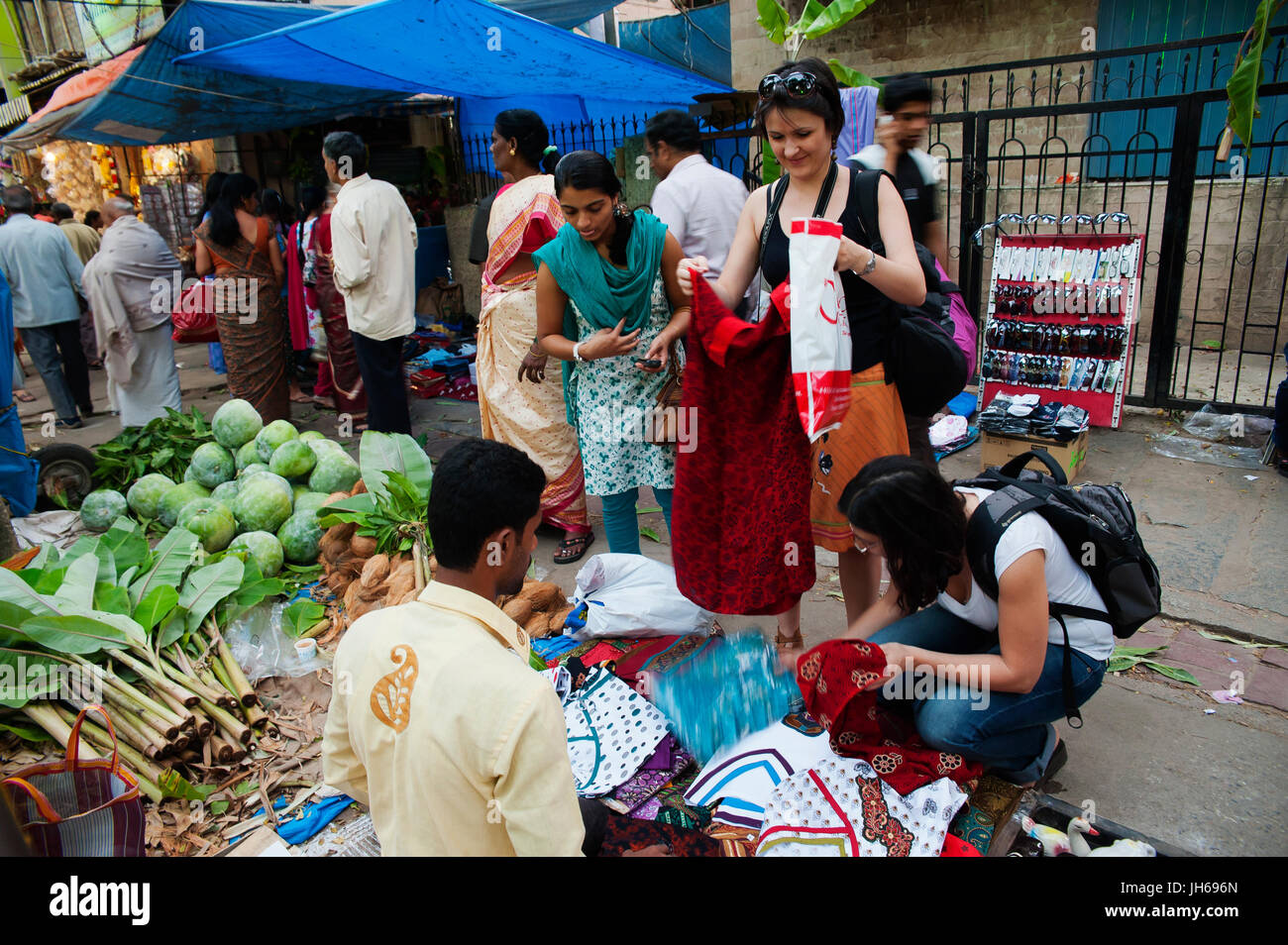 Turistas a comprar ropa de un vendedor callejero en Bangalore, Karnataka,  India Fotografía de stock - Alamy