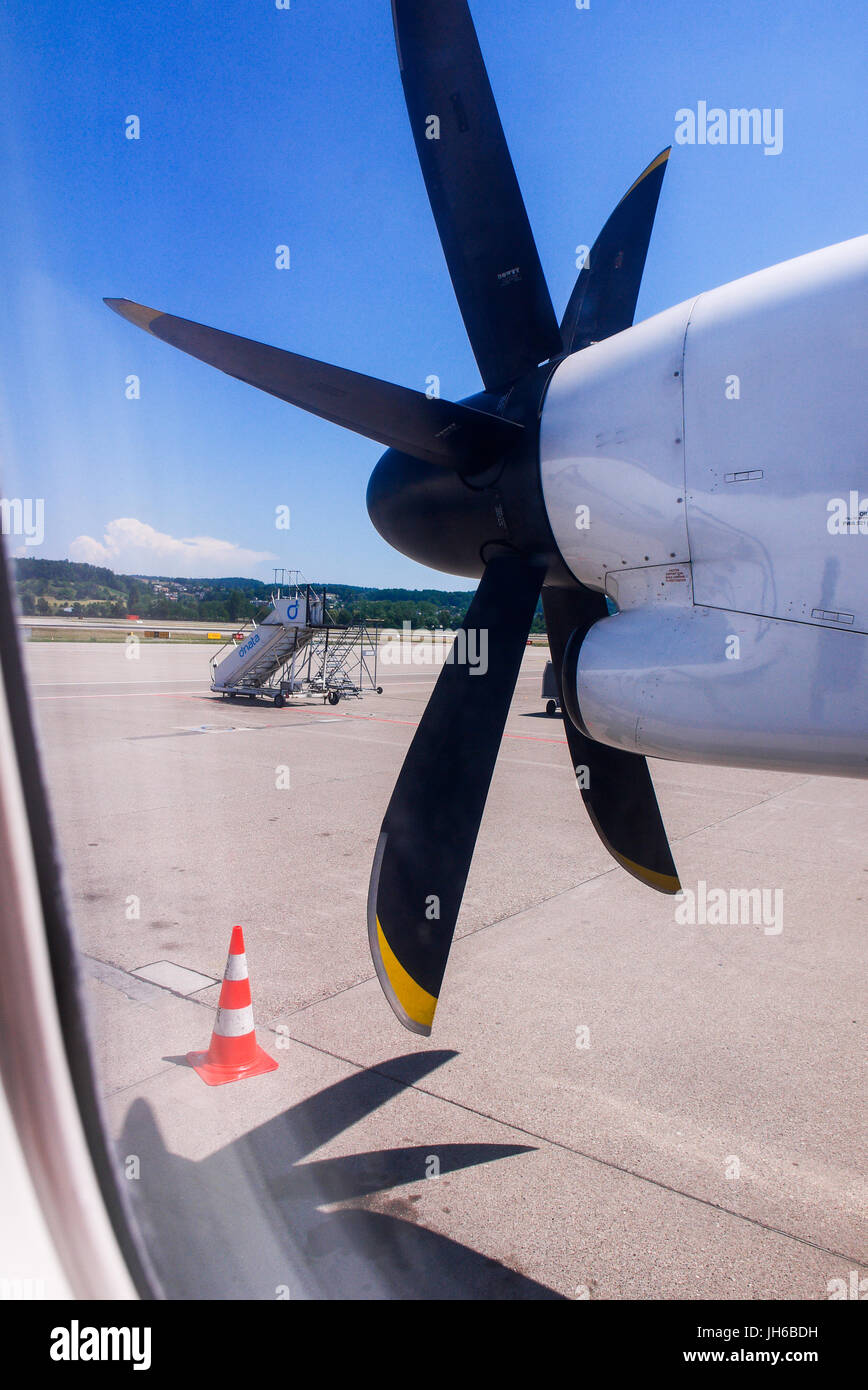 Vuelan con De Havilland Canadá DACH8, desde Zurich (Suiza) y Lyon (Francia) Foto de stock