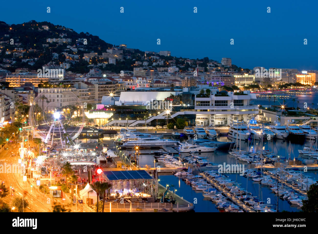Puerto Viejo y el Palais des Festivals et des Congrès, Cannes, Francia al atardecer Foto de stock