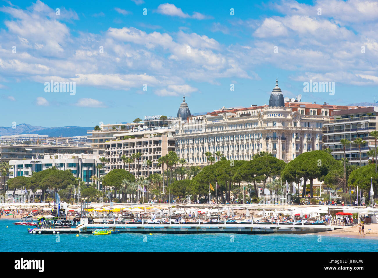 Paseo de la Croisette, en Cannes, Francia, con el famoso hotel Carlton y Martínez Foto de stock