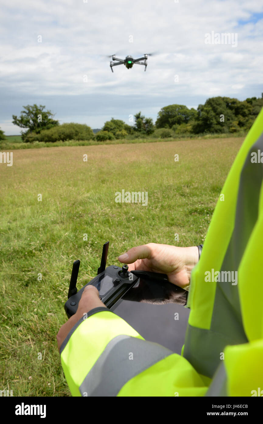 Embargados en 0001 Viernes 14 de julio. Un DJI Mavic Policía Drone vuela  como Devon y Cornualles y lanzar el primer policía de Dorset plenamente  operativa drone unidad utilizada por la policía