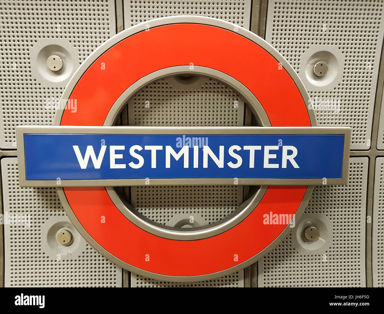 Londres, Reino Unido - 16 de junio de 2017: el logotipo del Metro de Londres a la estación de metro de Westminster. El roundel es el logotipo de la empresa que se encarga Foto de stock