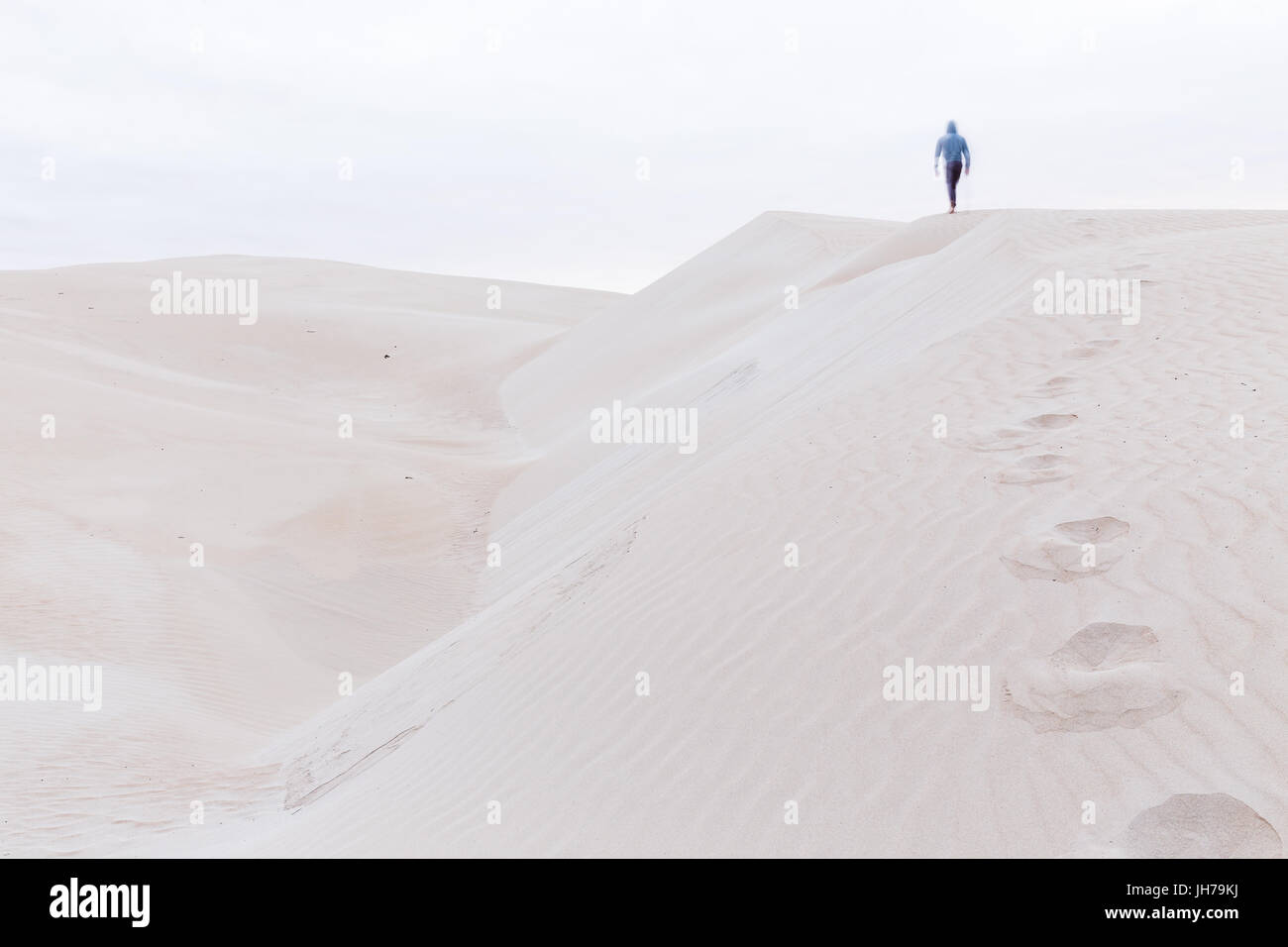 Una Persona Camina A Lo Largo De La Cresta De Una Duna De Arena 