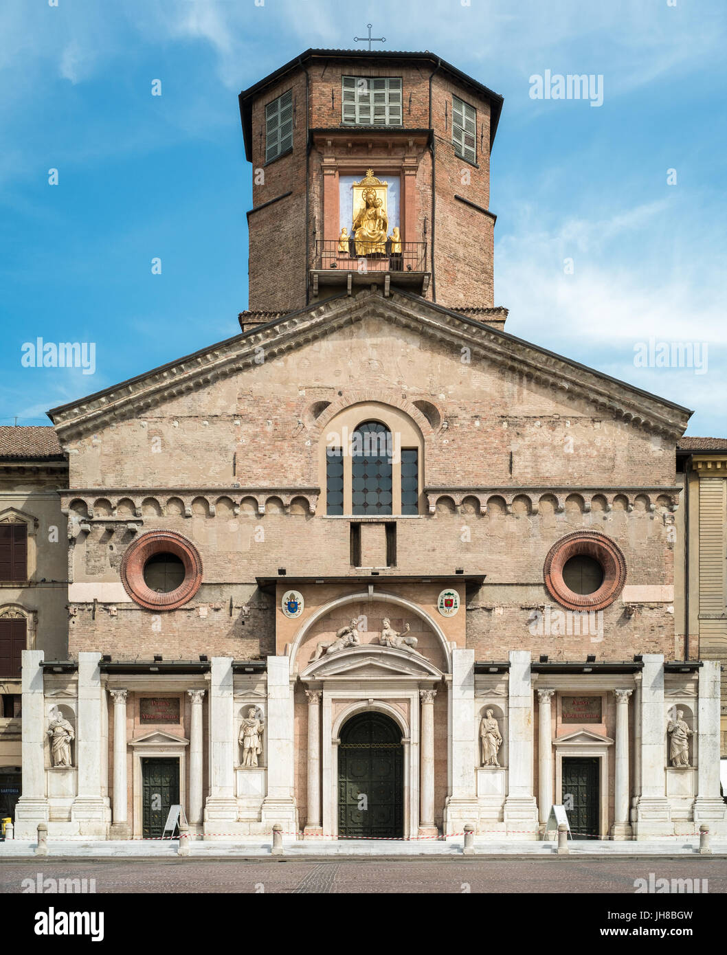 Vista frontal de la cúpula de Reggio Emilia, Emilia Romagna, Italia Foto de stock