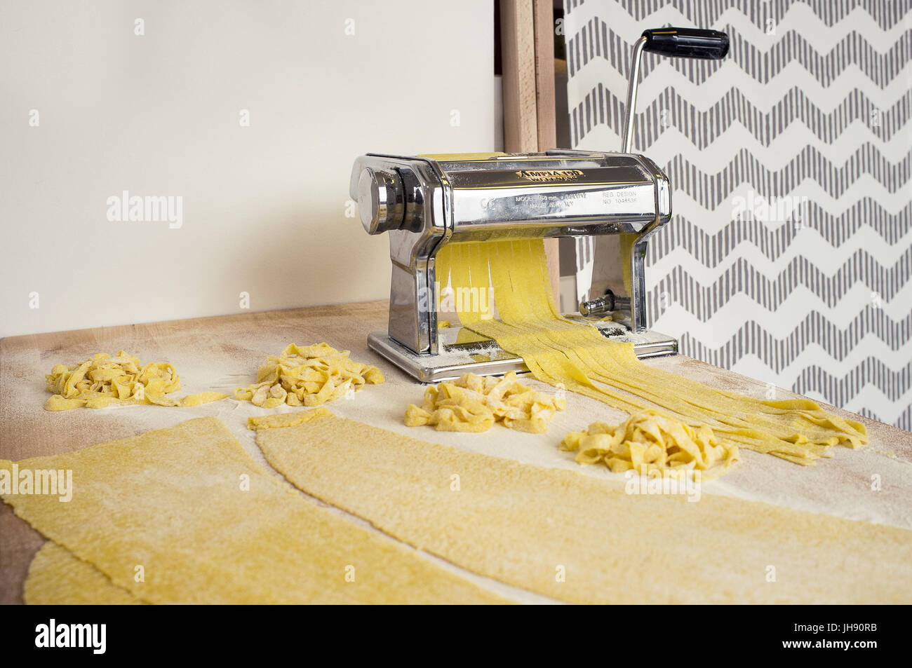 Pasta casera con huevos hechos en una pasta maker. Tiene enogh habitación en fotografía para su copia. Foto de stock