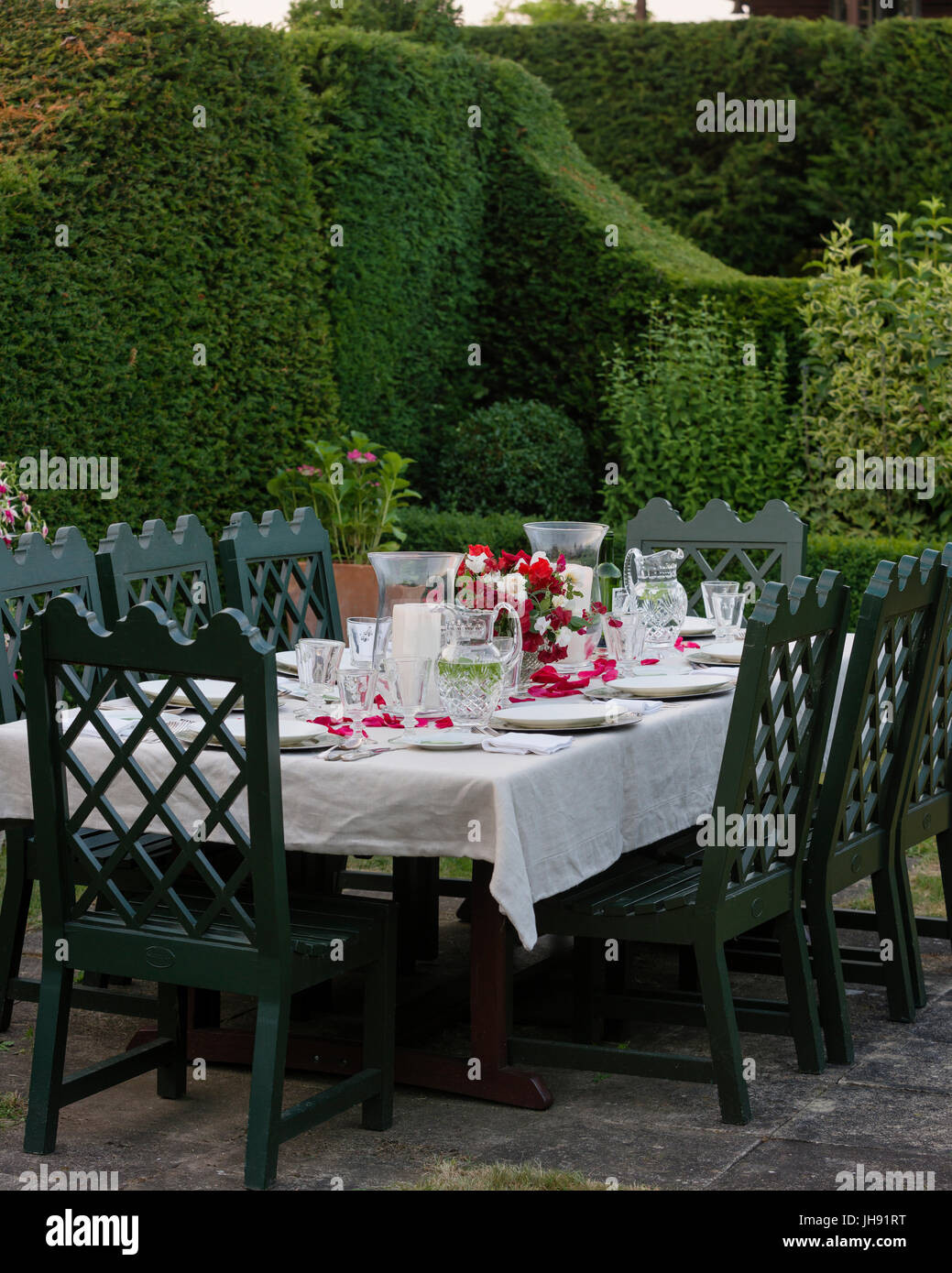 Conjunto de mesa de comedor al aire libre por cubrir Foto de stock