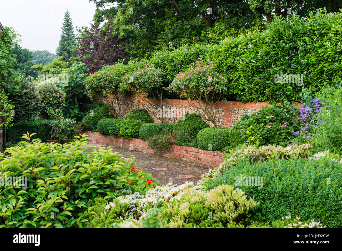 Las paredes de ladrillo en el jardín de atrás Foto de stock