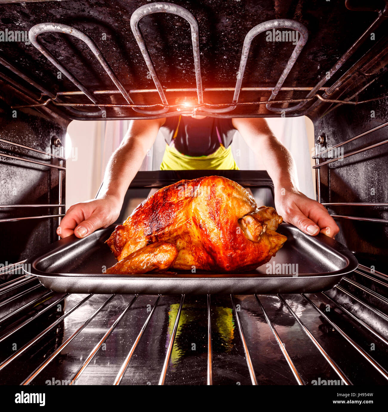 Ama de casa prepara pollo asado en el horno, vista desde el interior de la  estufa. La cocción en el horno. Día de Acción de Gracias Fotografía de  stock - Alamy