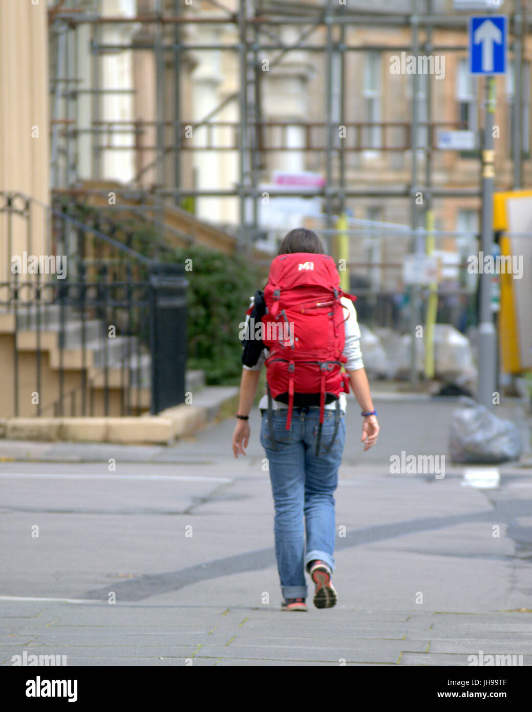 Park Circus youth hostel Glasgow joven caminando en la calle turística del viajero con mochila desde atrás Foto de stock