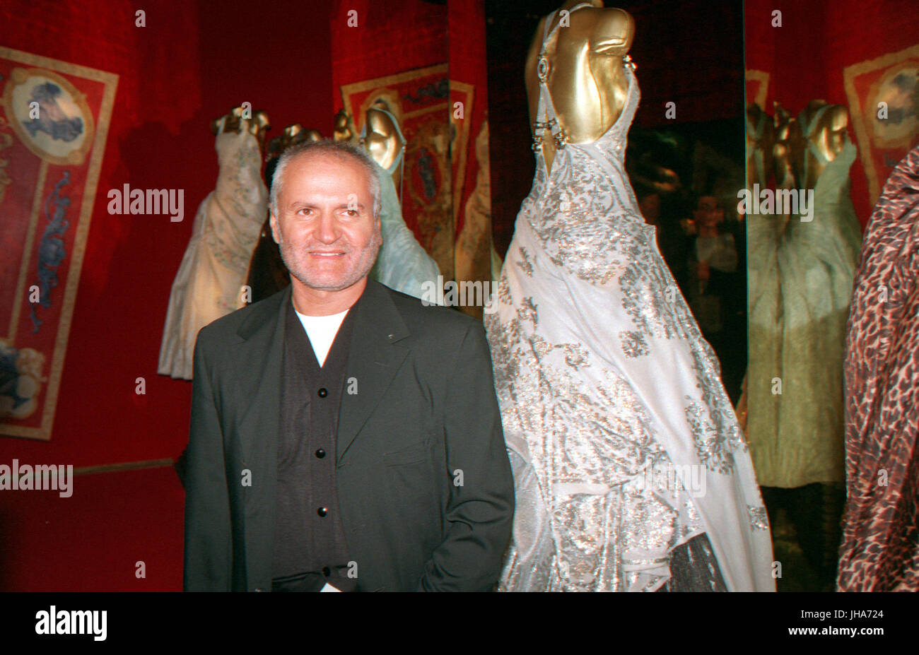 cable Innecesario Aterrador Archivo - Imagen de archivo de fecha 15 de septiembre de 1994 muestra el  diseñador de moda italiano Gianni Versace de pie en frente de una de estas  obras en el Kunstgewerbemuseum