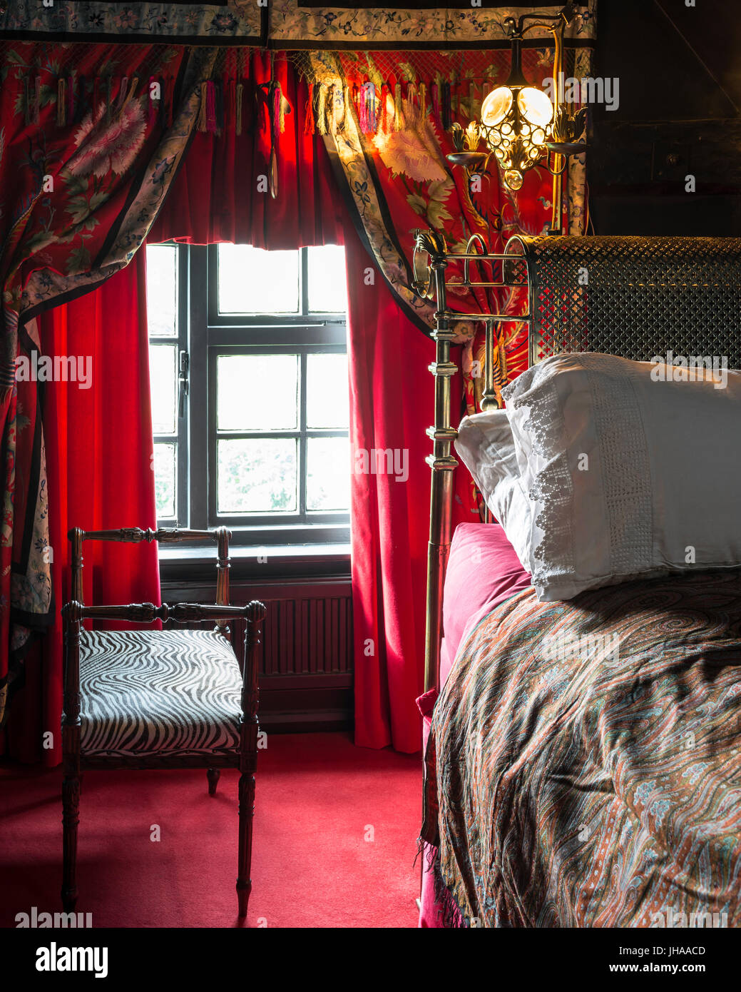 Dormitorio con cortinas rojas Fotografía de stock - Alamy