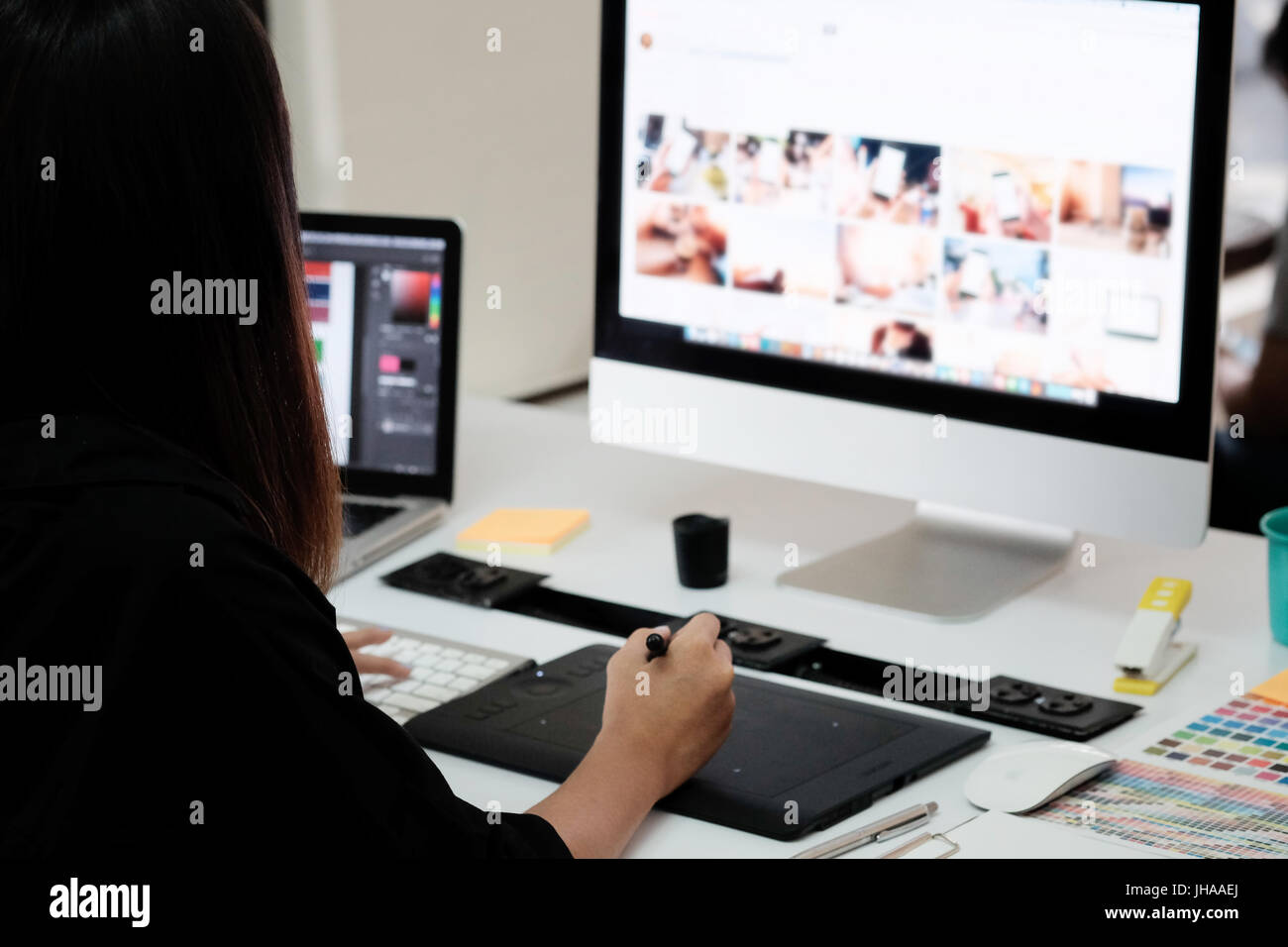 Diseñador gráfico mujer trabajando en la oficina creativa con crear gráficos de ordenador. Foto de stock