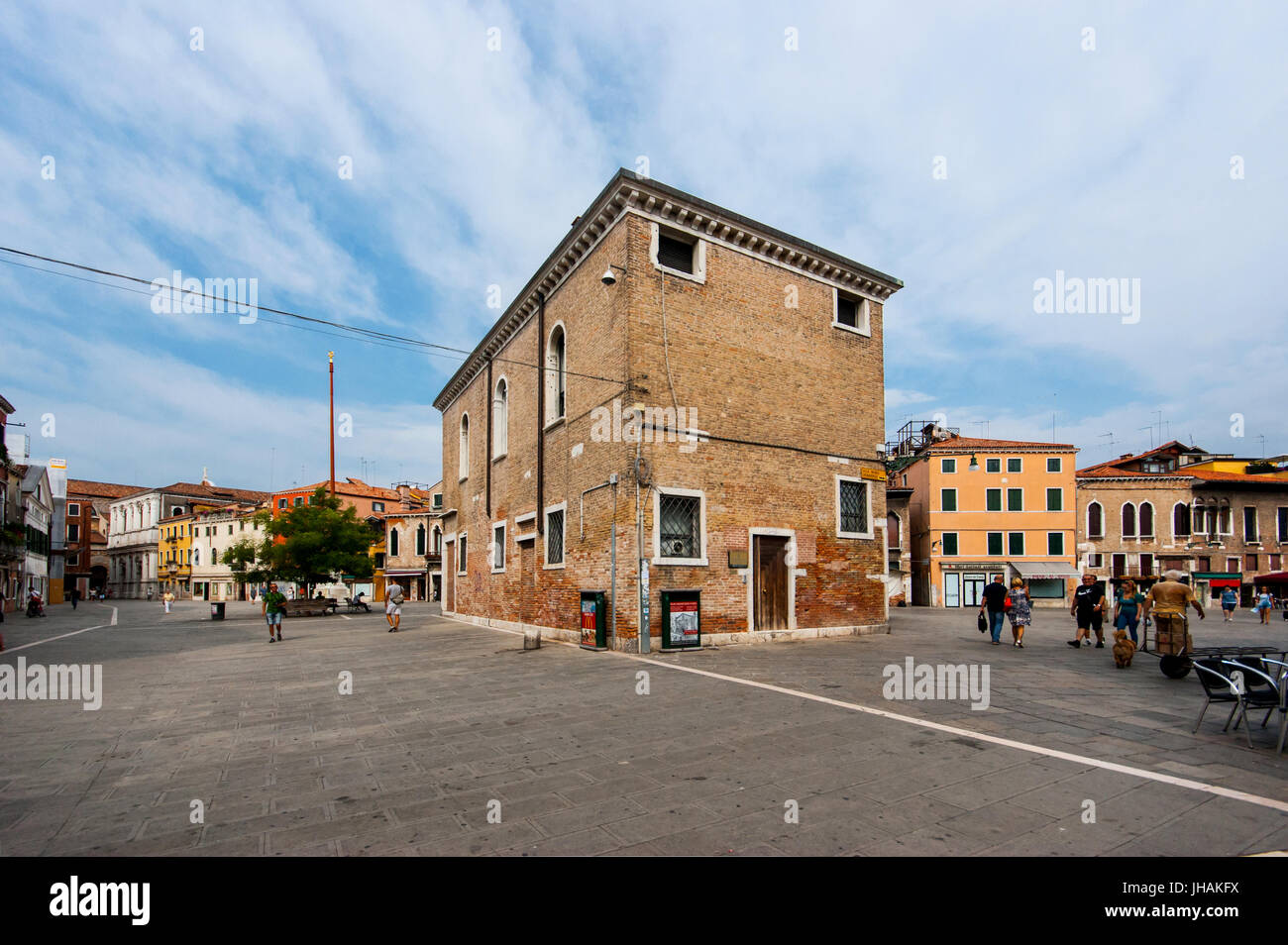 Imágenes de menor conocida Venecia, Italia: un antiguo palacio en medio de un "campo" Plaza en la zona de Dorsoduro Foto de stock