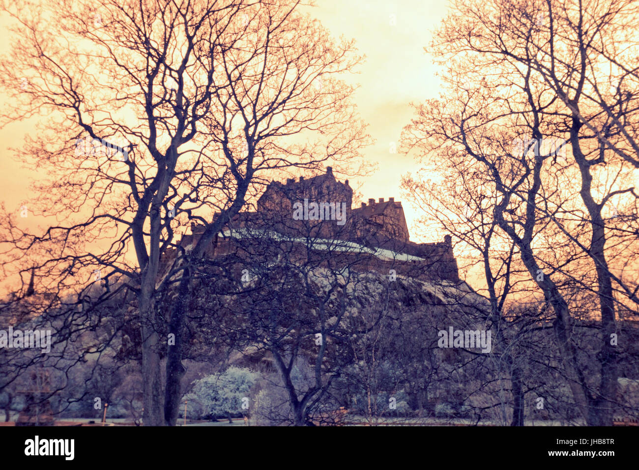 Edimburgo, Reino Unido infra rojo cámara de fotos estilo gótico del Castillo desde los jardines de Princes Street Foto de stock