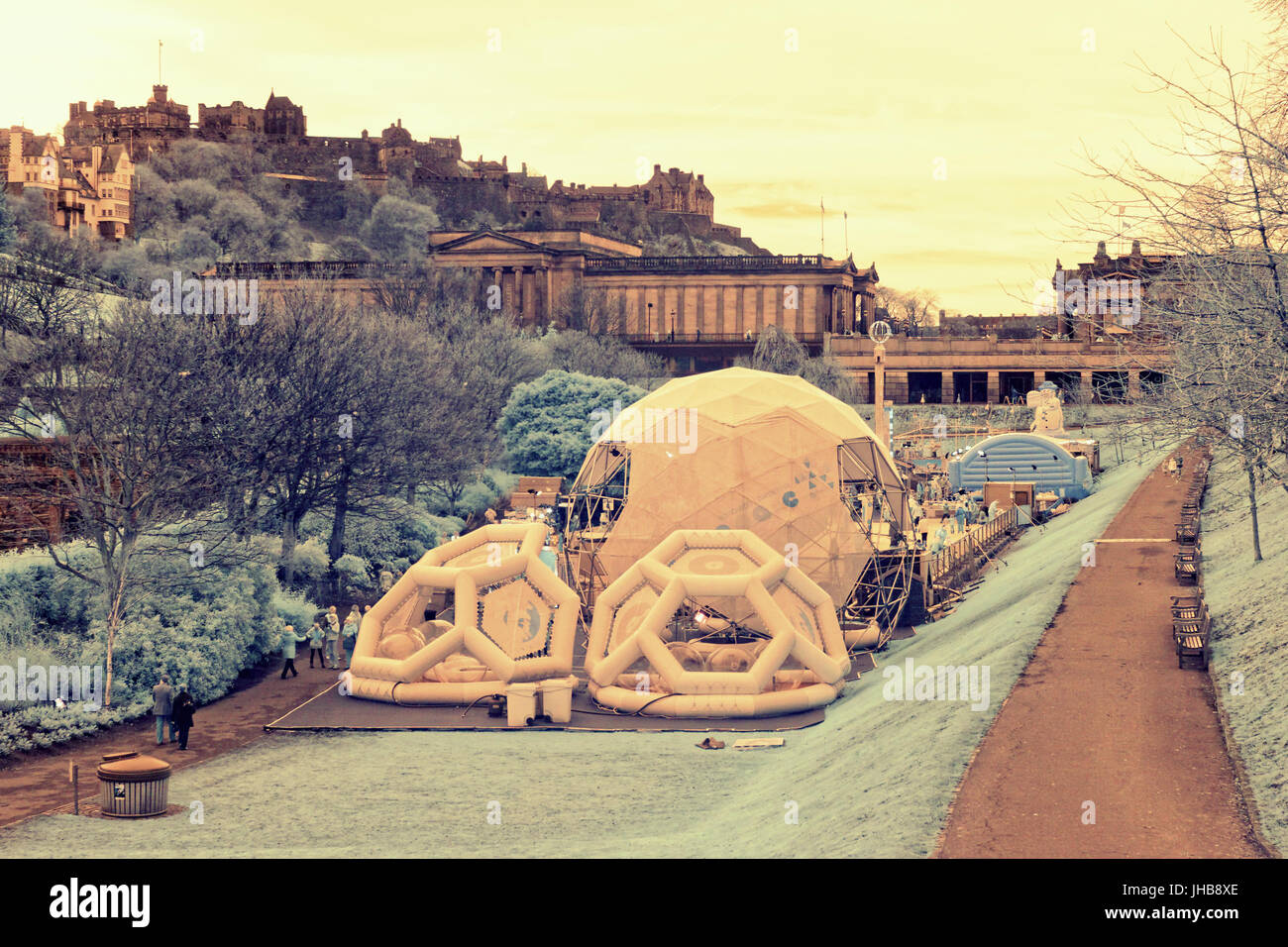 Edimburgo, Reino Unido planos de cámara de infrarrojos del castillo de estilo gótico con la feria de Navidad de Princes Street Gardens infrarrojos Foto de stock