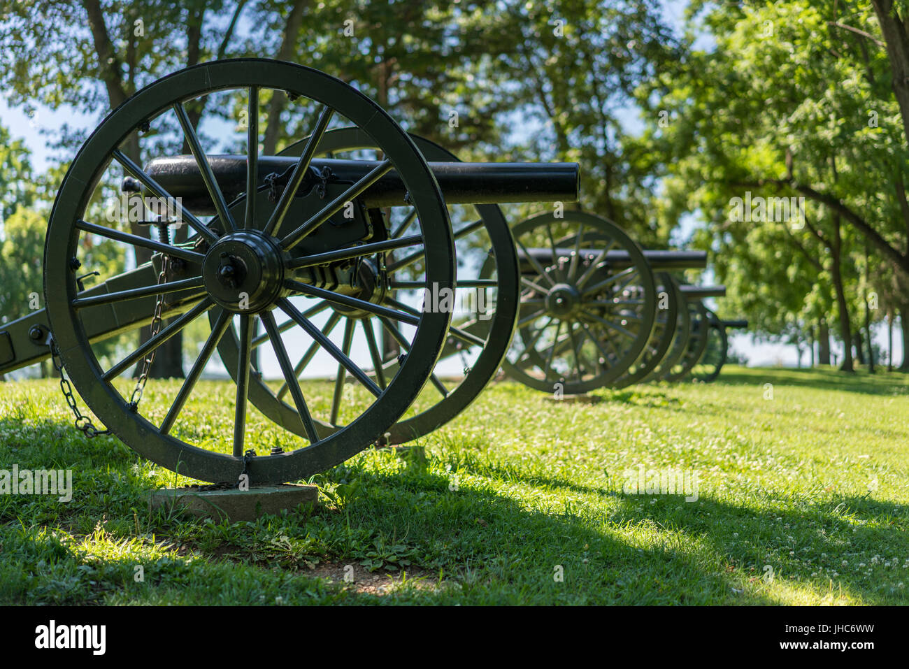Fila de antiguos cañones de la guerra civil en Harpers Ferry WV Foto de stock