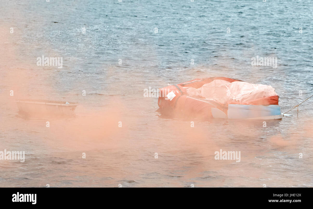 Implementación automática de emergencia inflando la balsa y señal de humo Foto de stock