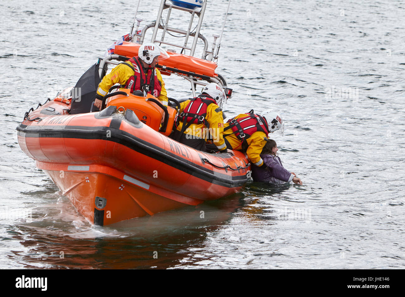 Bangor salvavidas rnli jessie hillyard en demostración de seguridad recuperar el hombre del Mar de Irlanda del Norte Foto de stock