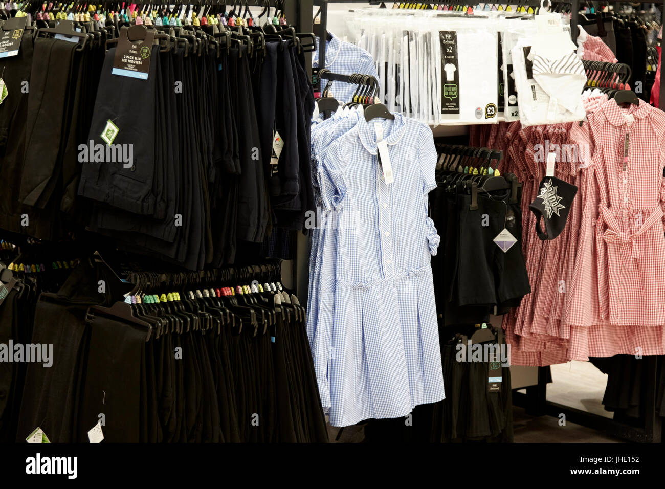Promover Cada semana penitencia Cheap uniformes escolares para la venta en un supermercado Tesco en el  reino unido Fotografía de stock - Alamy
