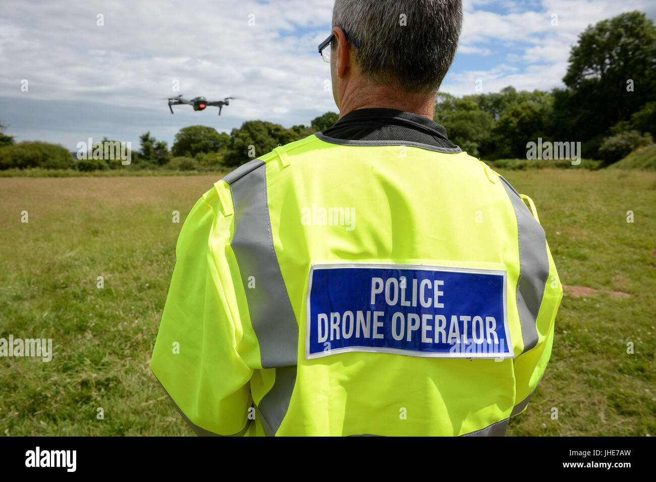 Un oficial de Devon & Cornwall Police vuela un DJI Inspire 1s drone, ya que lanzan la primera unidad de drone totalmente operativa utilizada por la policía en Westpoint Arena en Clyst St Mary, cerca de Exeter, en cooperación con Dorset Police. Foto de stock