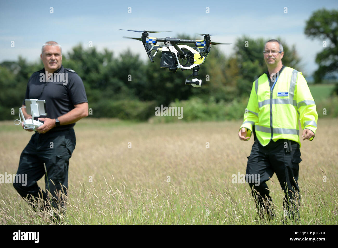 Oficiales de Devon &Amp; Cornwall volar un policía DJI inspirar 1s  teledirigido, mientras lanzan la primera plenamente operativa drone unidad  utilizada por la policía en Westpoint Arena en Clyst St Mary, cerca