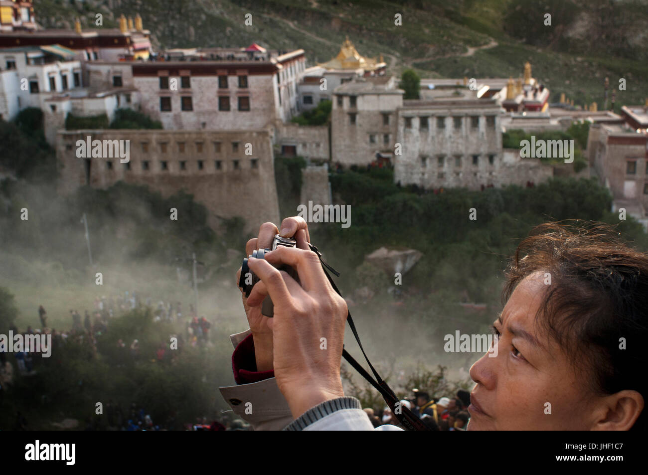 Alrededor del monasterio de Drepung durante el Festival de yogur o también llamado Festival Shoton, Lhasa (Tíbet). Foto de stock