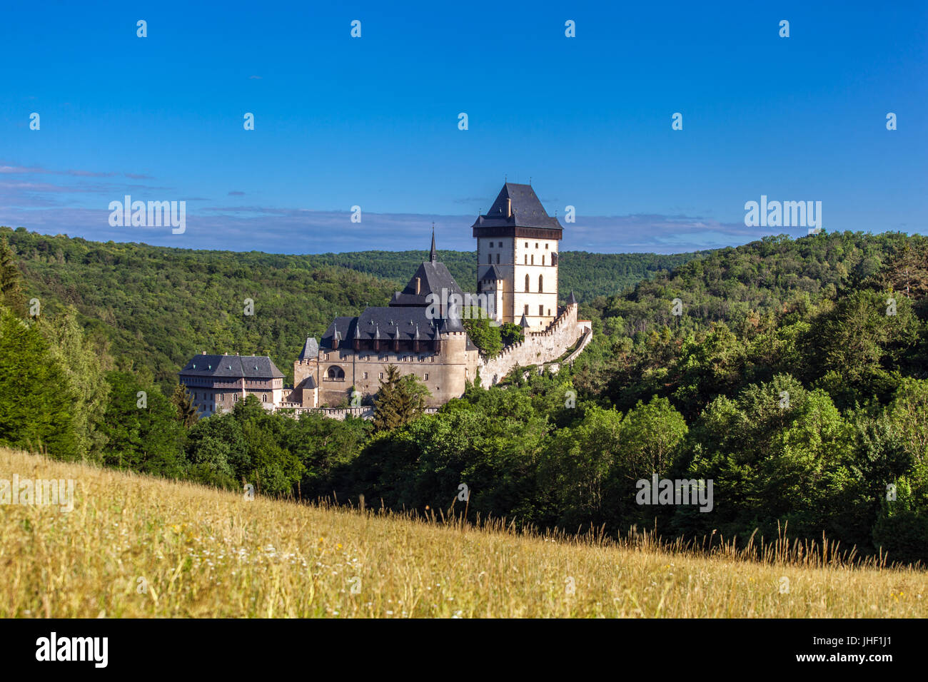 Campo checo Castillo real de Karlstejn de pie en el bosque Castillos de la República Checa paisaje boscoso Paisaje checo Foto de stock