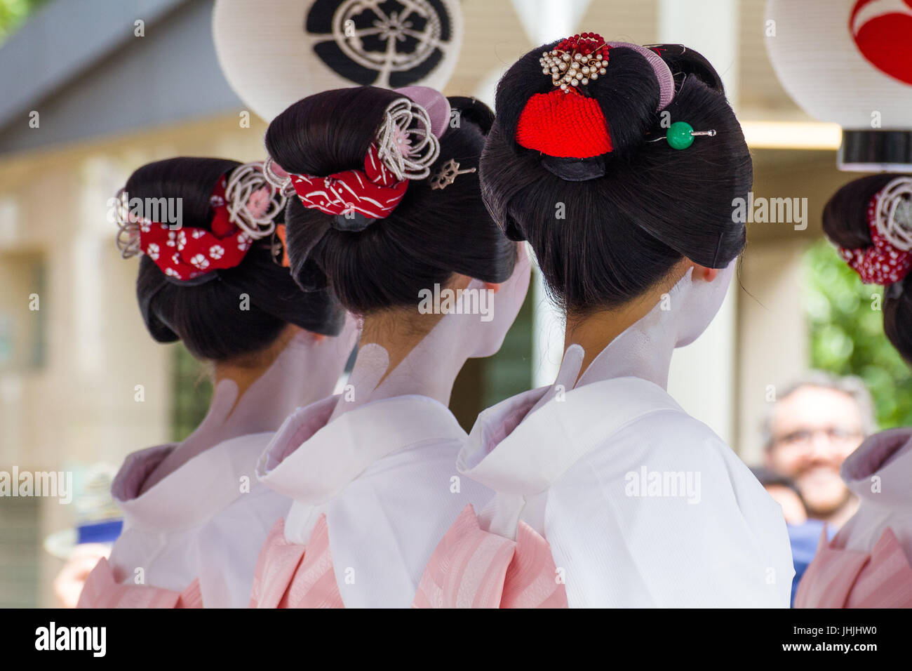 Tres geisha en una línea, en el Gion Matsuri en Kyoto fetival Foto de stock