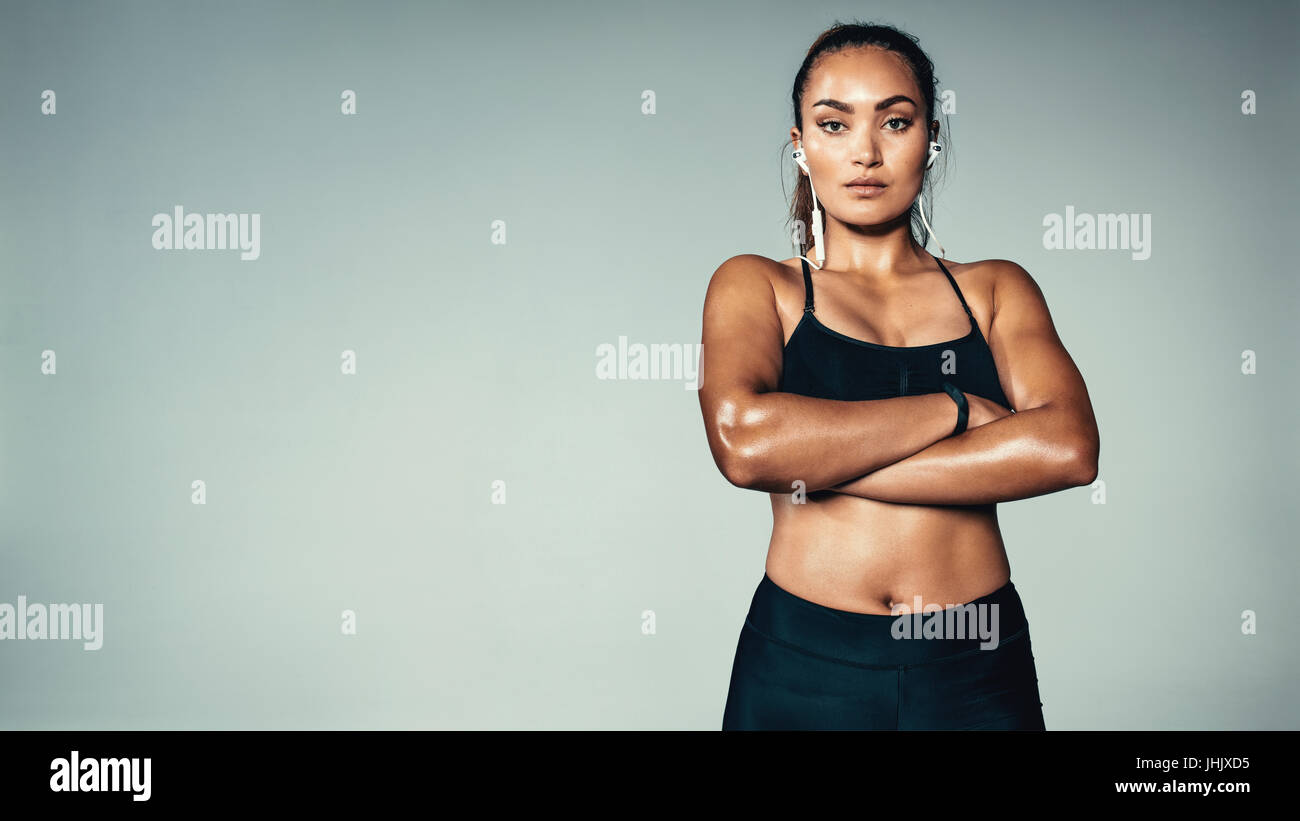 Muscular woman arms crossed fotografías e imágenes de alta resolución -  Alamy