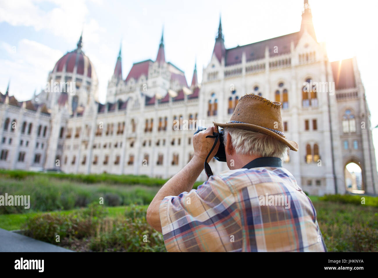 Turista pensionado capturando Parlamento Húngaro en Sunset, Hungría Foto de stock