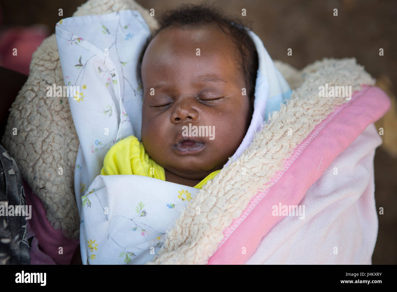 Un bebé recién nacido en su hogar en Bukeeri en Uganda. Foto de stock