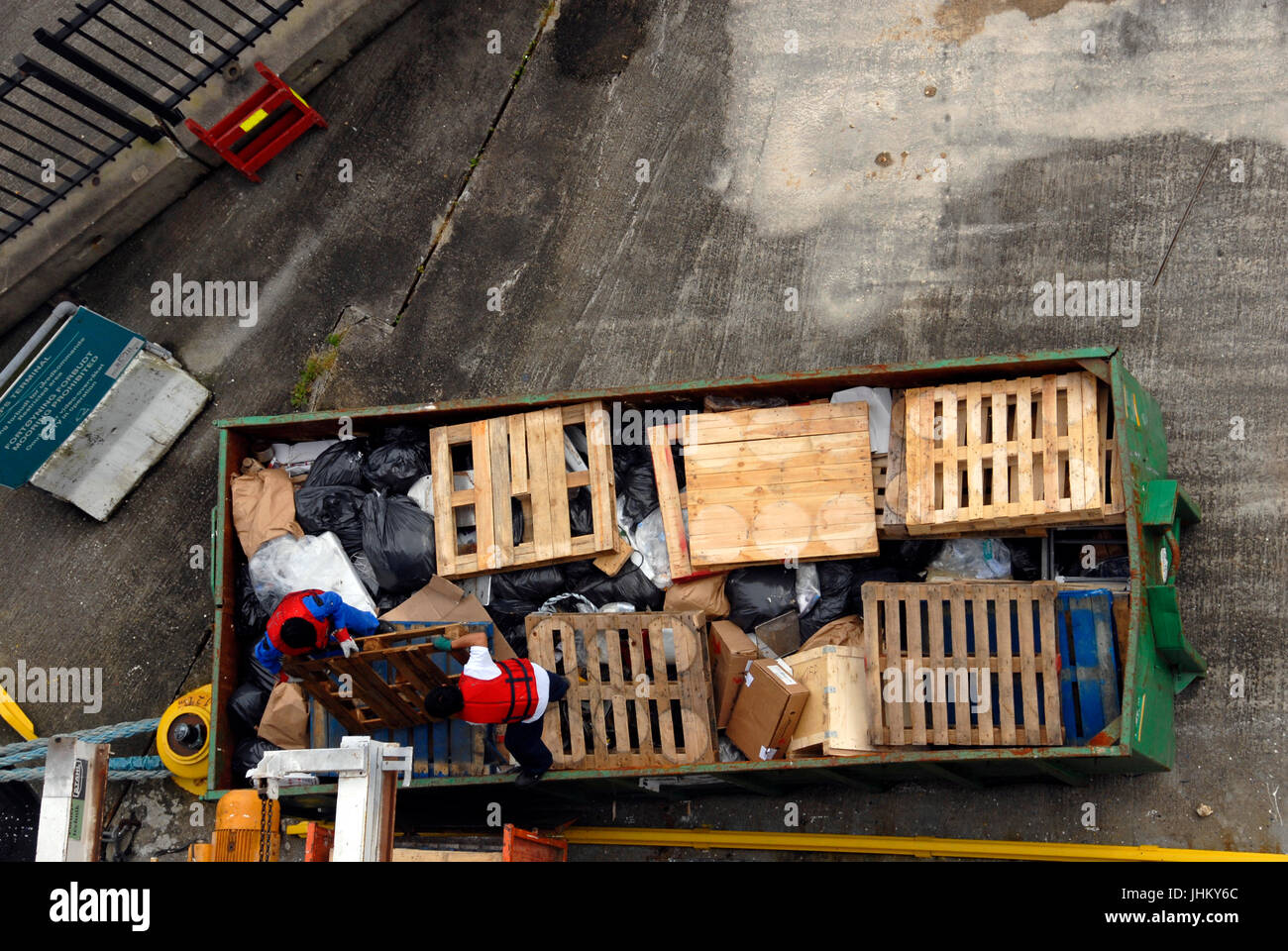 Los miembros de la tripulación de desechar la basura de barco, Noruega Foto de stock