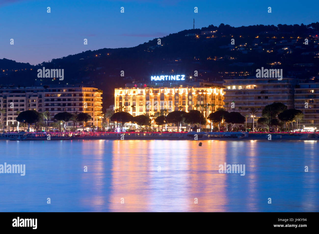 El famoso hotel Martinez en el Paseo de la Croisette, Cannes, Francia al atardecer Foto de stock