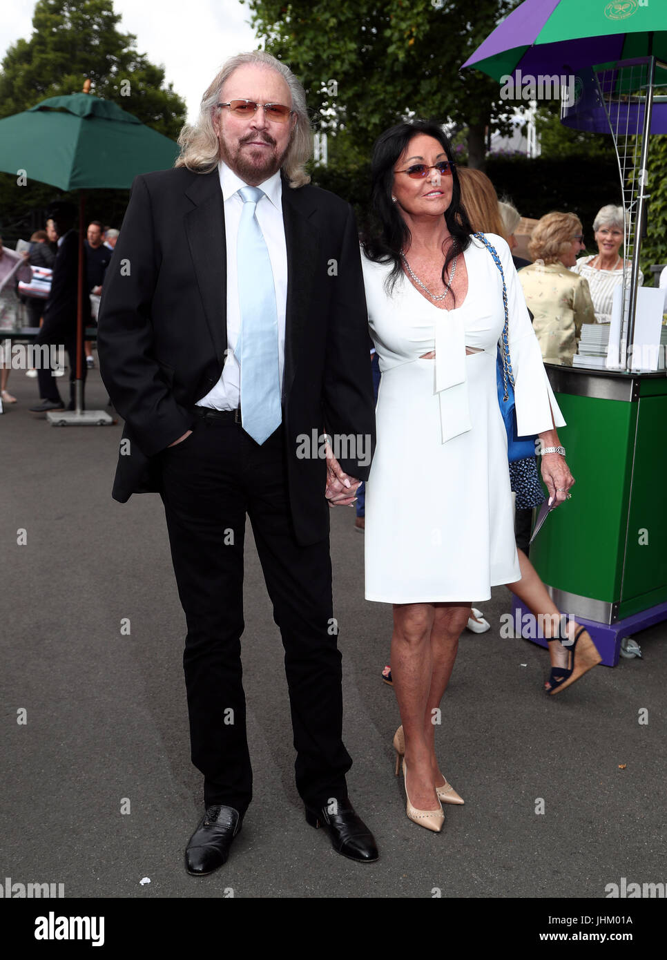 Barry y Linda Gibb llega el día once de los campeonatos de Wimbledon en el  All England Lawn Tennis y Croquet Club, el Torneo de Tenis de Wimbledon  Fotografía de stock -