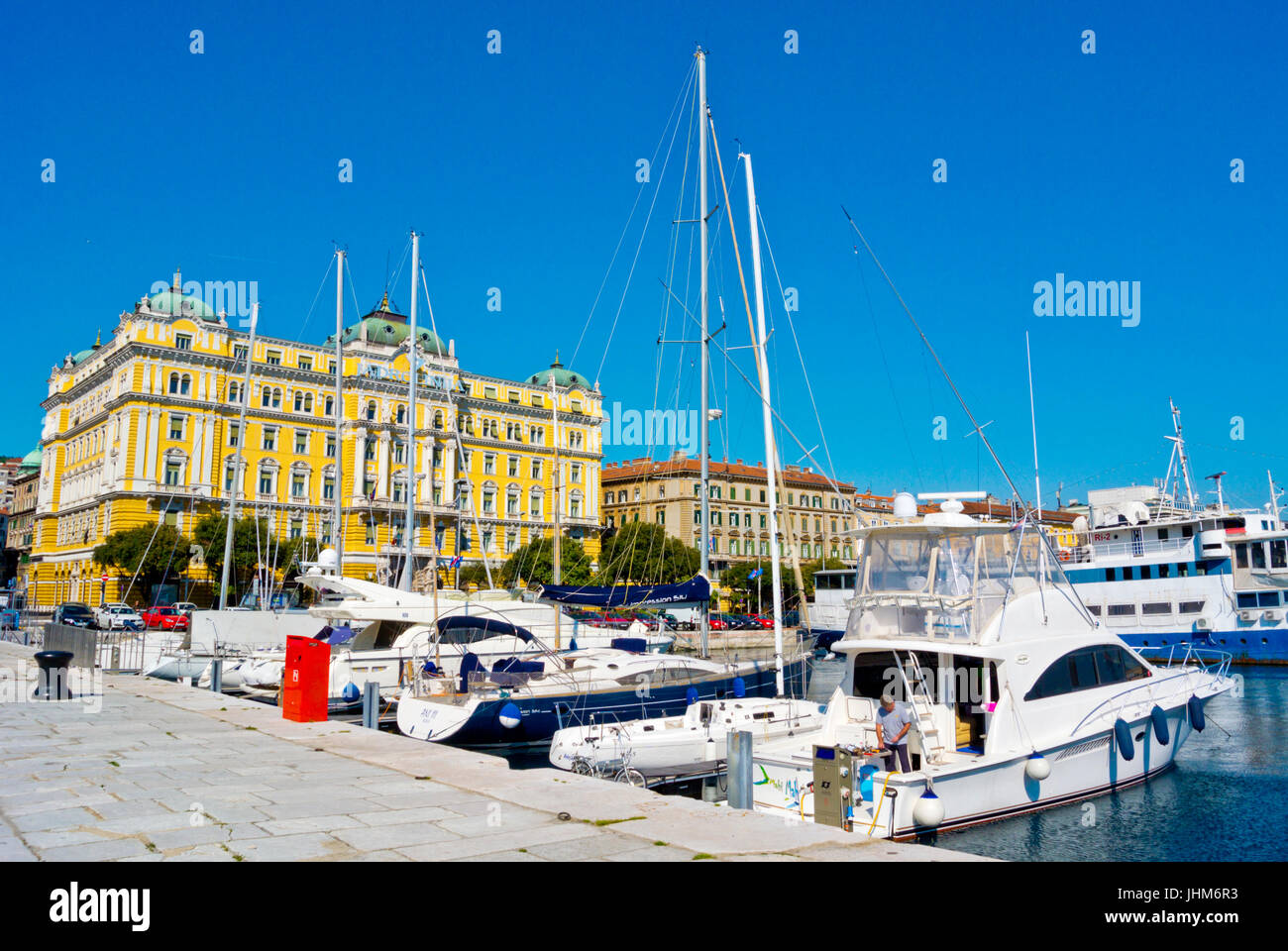 Los botes privados, puerto, en Riva seaside street, Rijeka, Croacia, Kvarner Bay Foto de stock