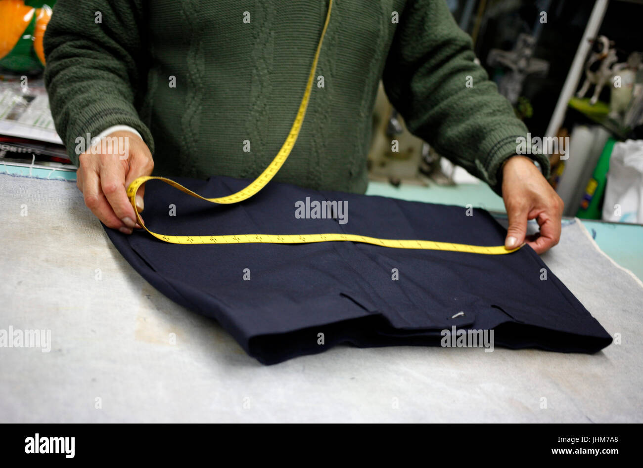 Un sastre medidas pantalones en sastrería Jiménez taller de sastrería,  Colonia Roma, Ciudad de México, México Fotografía de stock - Alamy