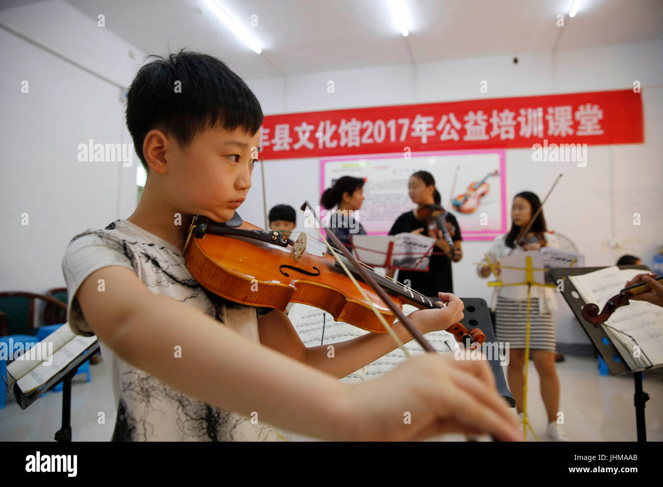 170714 Baofeng 14 De Julio De 2017 Xinhua Los Ninos Aprenden A Tocar El Violin En El Centro Cultural Del Condado De Baofeng Provincia De Henan En China Central 14