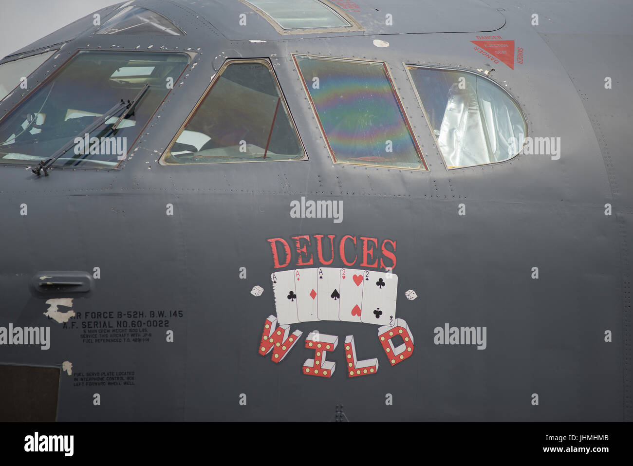 RAF Fairford, Gloucestershire, Reino Unido. El 14 de julio de 2017. Primer día del Royal International Air Tattoo (RIAT), uno de los festivales aéreos más grandes del mundo. Las exhibiciones incluyen la Batalla de Gran Bretaña y de vuelo de aviones de la USAF celebrando el 70º aniversario de su servicio, incluyendo un Boeing B52 stratofortress (foto), completa con cockpit art. Crédito: Malcolm Park / Alamy Live News. Foto de stock