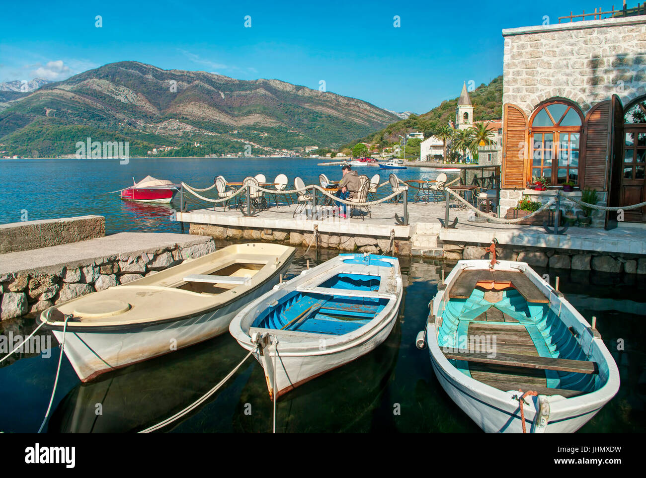Vista de tres barcos en la bahía de Boka bahía de Kotor, cerca del antiguo restaurante de Tivat, Montenegro Foto de stock