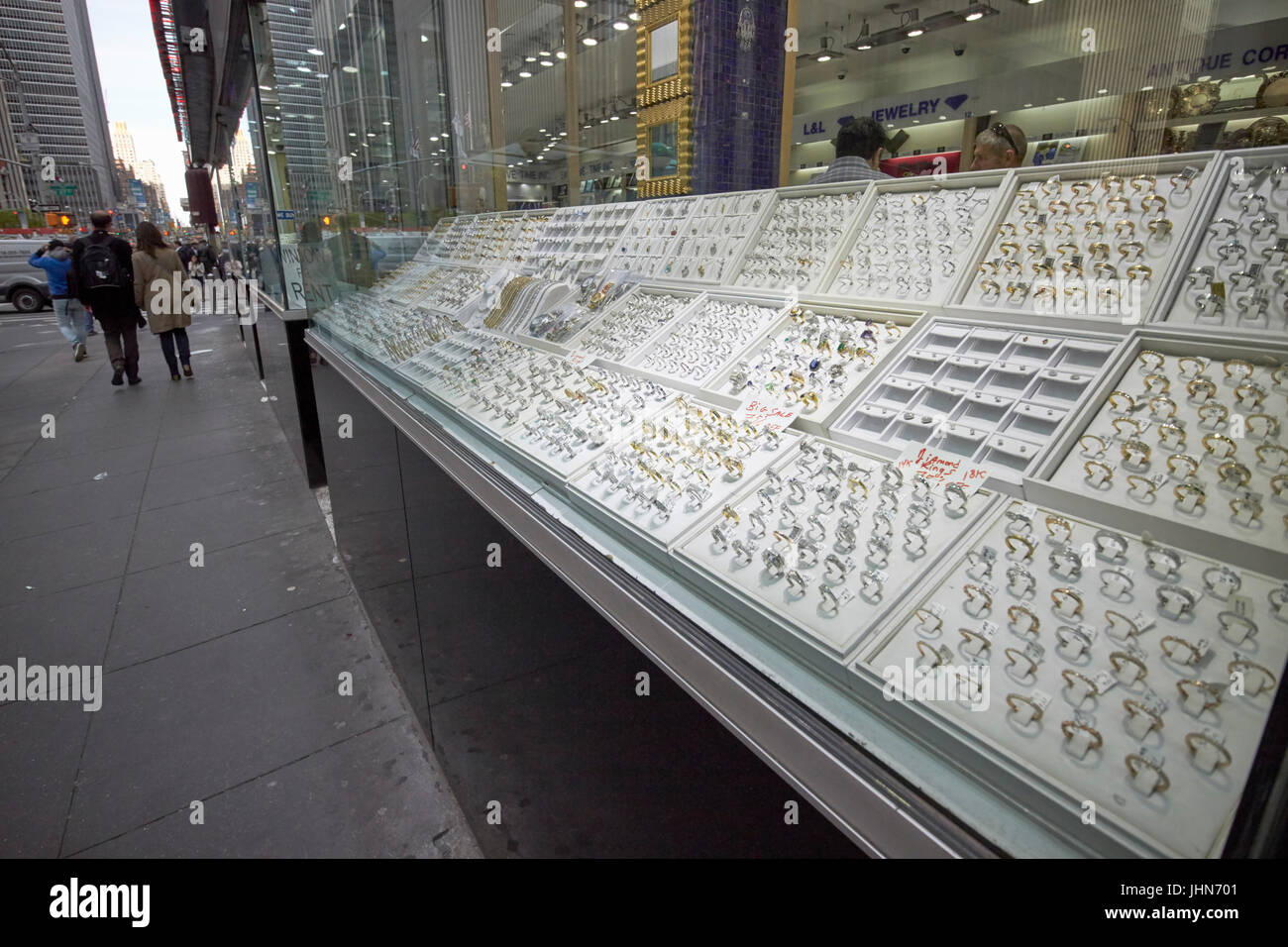 Anillos en una joyería cristal 6th ave distrito de los diamantes de la  ciudad de Nueva York EE.UU Fotografía de stock - Alamy
