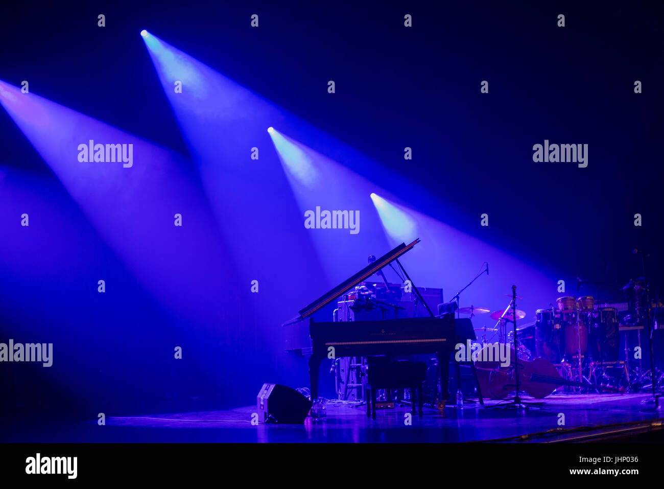 Instrumentos musicales en un escenario con iluminación de escenario dramático Foto de stock
