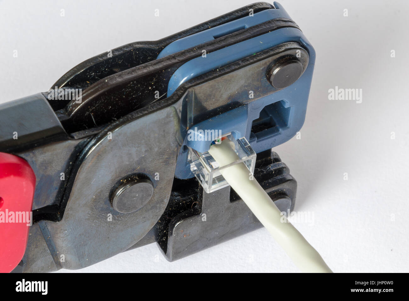 Herramienta de crimpado, arreglar un enchufe RJ45 para un cable Ethernet  Fotografía de stock - Alamy