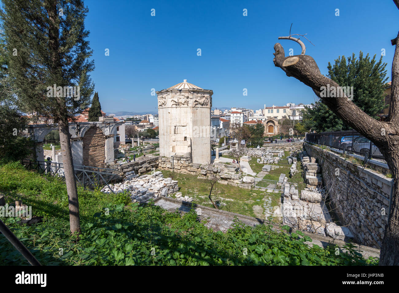 Atenas, Grecia - Marzo 4, 2017: el baño y la casa-torre de los vientos ('Loutro ton anemon''), el sitio arqueológico . Foto de stock