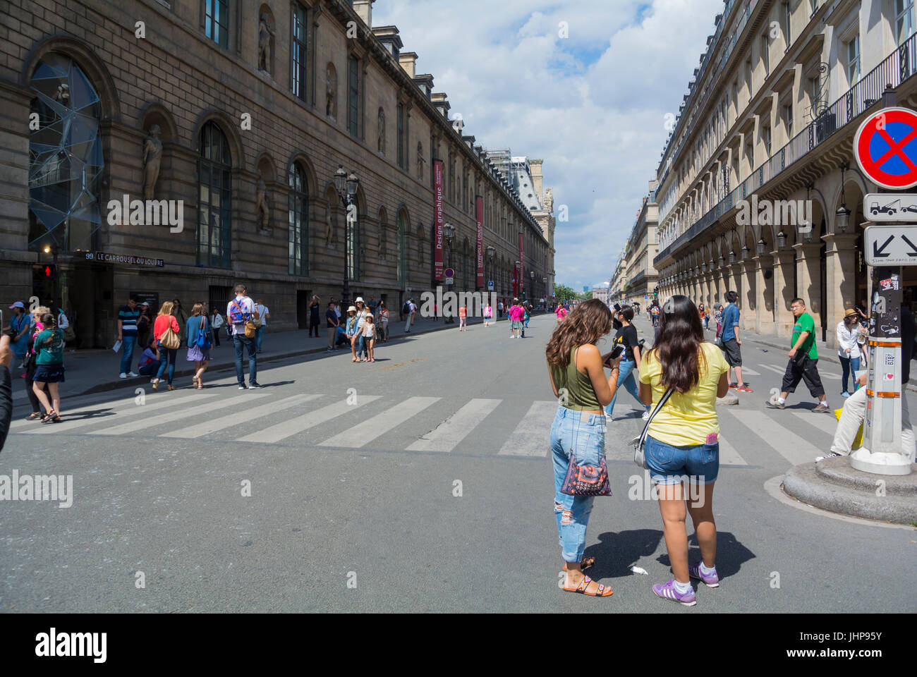 La gente local caminando sobre una calle de Rivoli, París, Francia Foto de stock