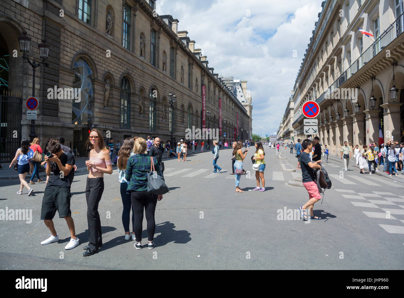 La gente local caminando sobre una calle de Rivoli, París, Francia Foto de stock