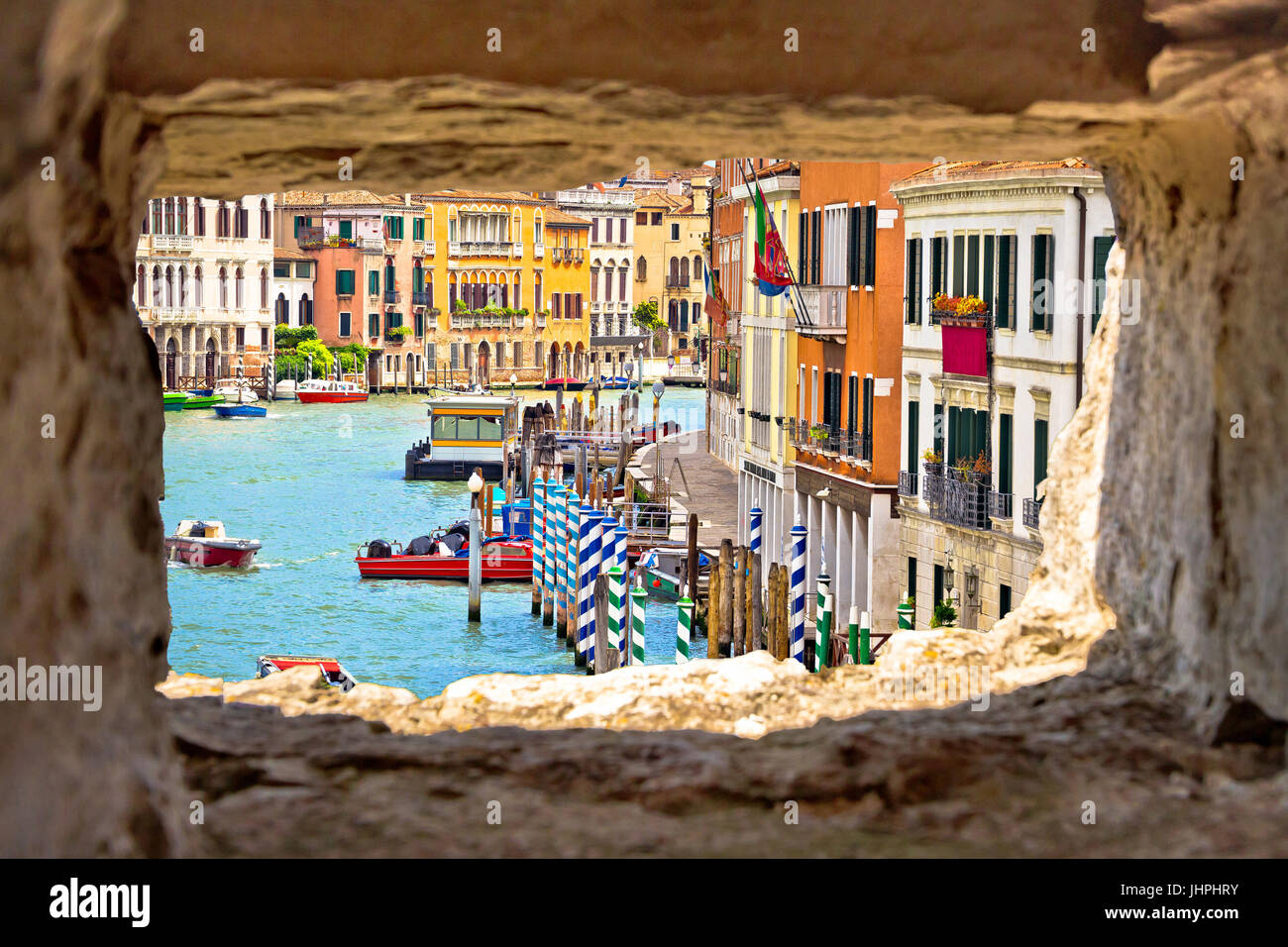 Canal Grande Venecia vista a través de la ventana de piedra, destino turístico en la región del Véneto, Itally Foto de stock